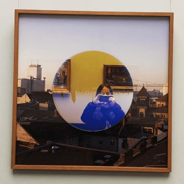 Autorretrato de Rocío reflejada en una obra frente a la ciudad